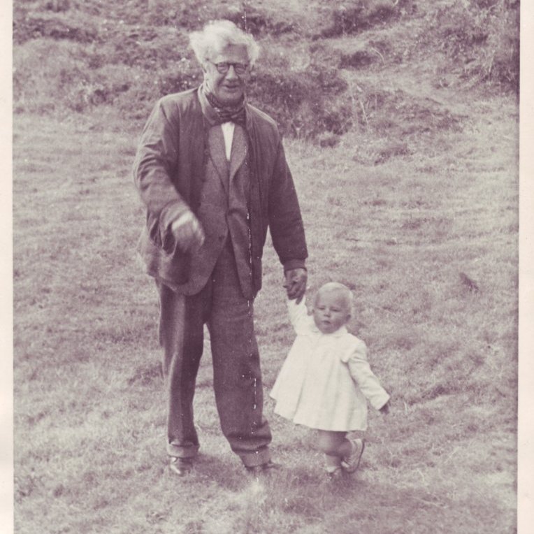 Um 1947. Ólafur Thors með alnafna sinn ársgamlan á Þingvöllum.