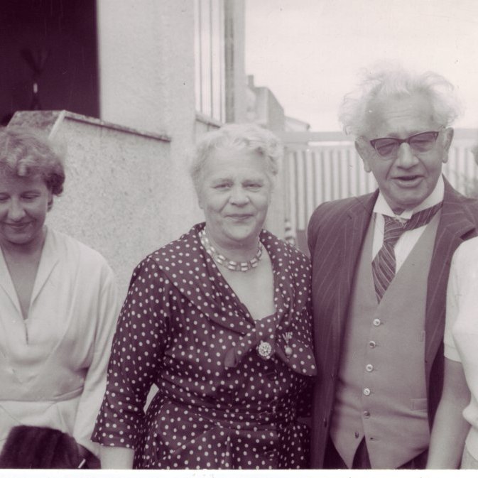 Í garðinum á Garðastræti 41 um 1957: Ólafur og Ingibjörg Thors, með dætrum sínum, Mörtu (t.v.) og Ingibjörgu.