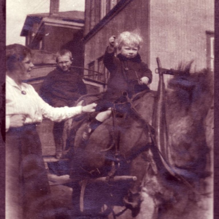 Um 1917. Ingibjörg Thors með frumburð sinn Thorsa ársgamlan.