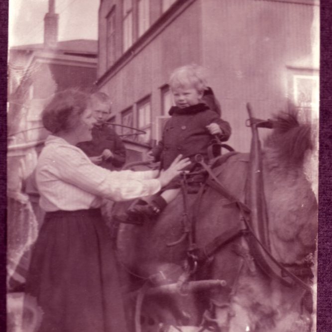 Um 1917. Ingibjörg Thors með frumburð sinn Thorsa ársgamlan.