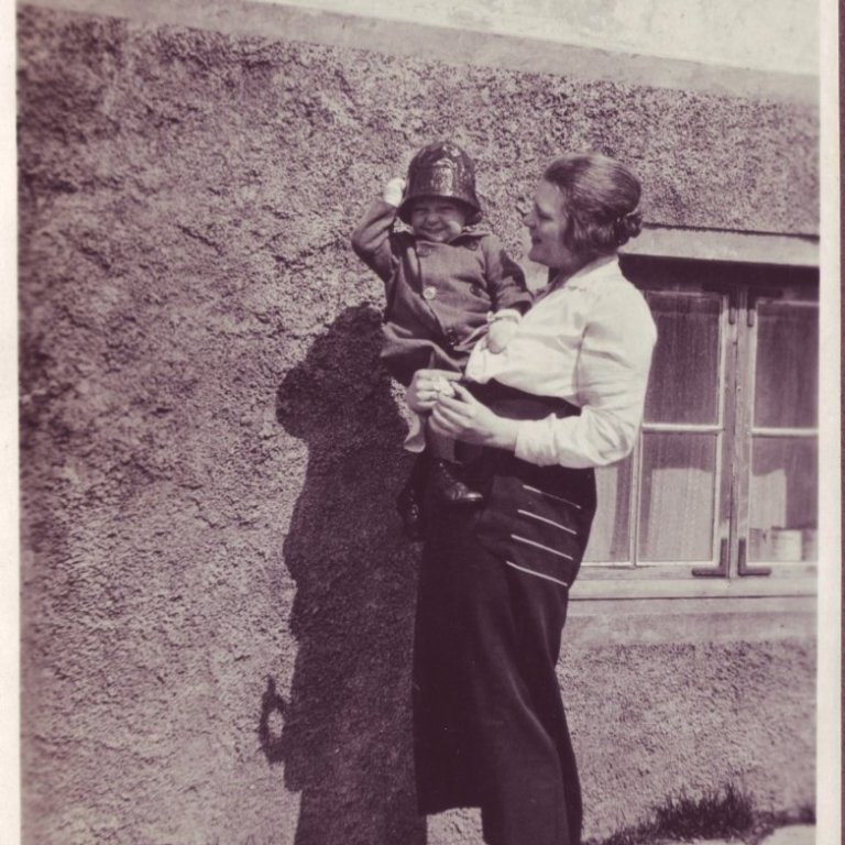 Um 1920. Ingibjörg Thors með Mörtu á öðru ári.