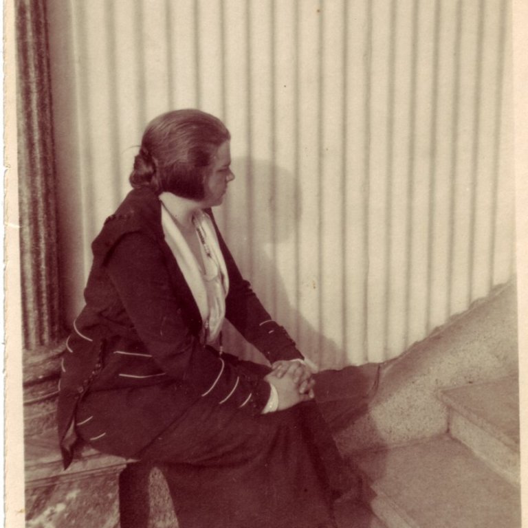 Um 1918. Ingibjörg Thors á tröppunum við Fríkirkjuveg 11.