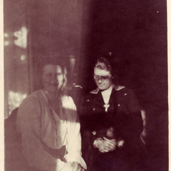 Um 1918. Svilkonurnar Ingibjörg  Indriðadóttir Thors og Ágústa Björnsdóttir Thors.