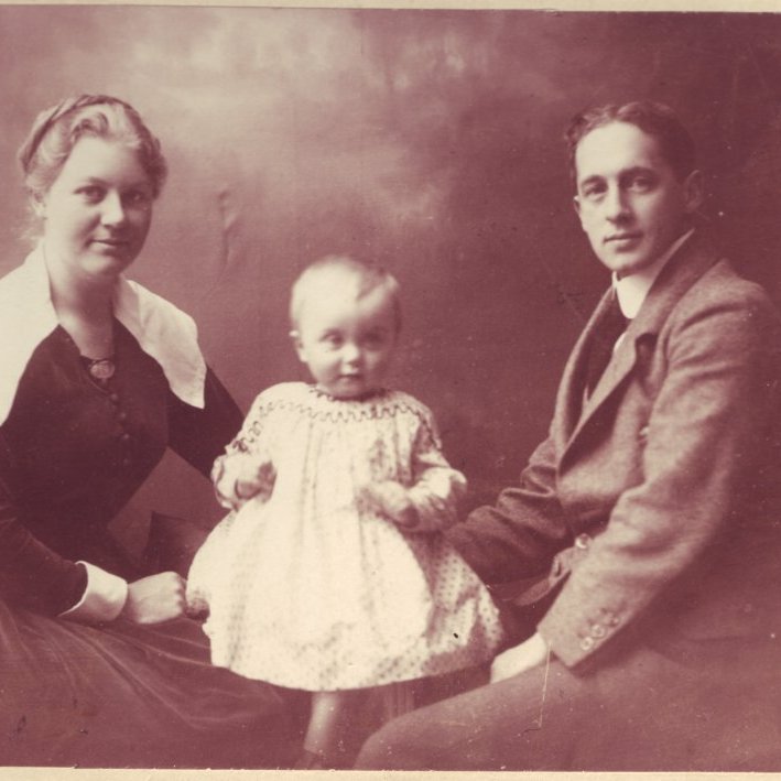 Um 1918 Kjartan og Ágústa Thors með dóttur sína Margréti Louise.