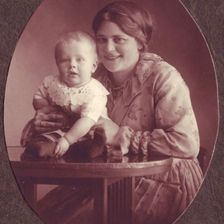 Ingibjörg Thors með frumburð sinn Thor Jensen 1917.