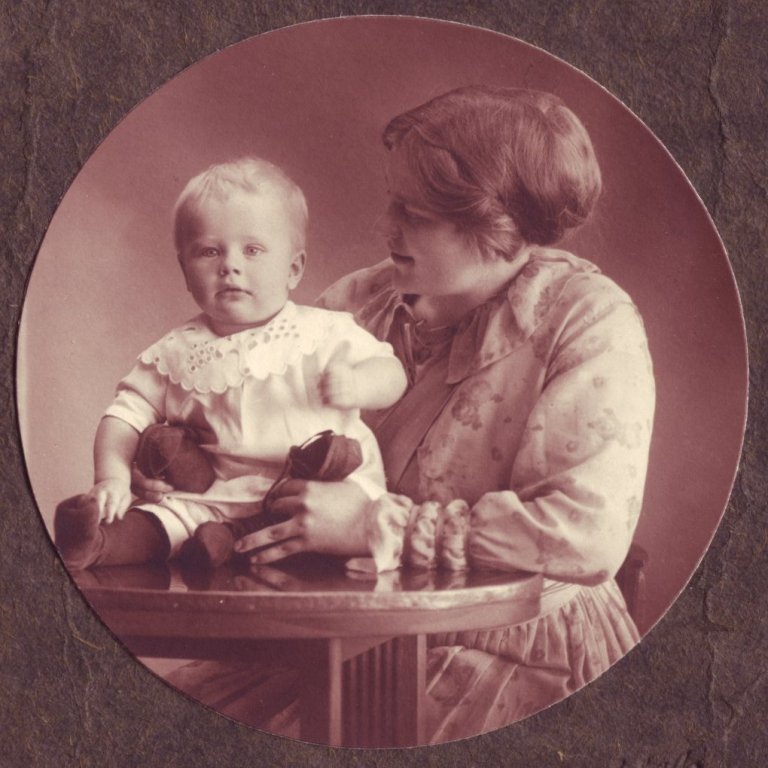 Ingibjörg Thors með frumburð sinn Thor Jensen 1917.