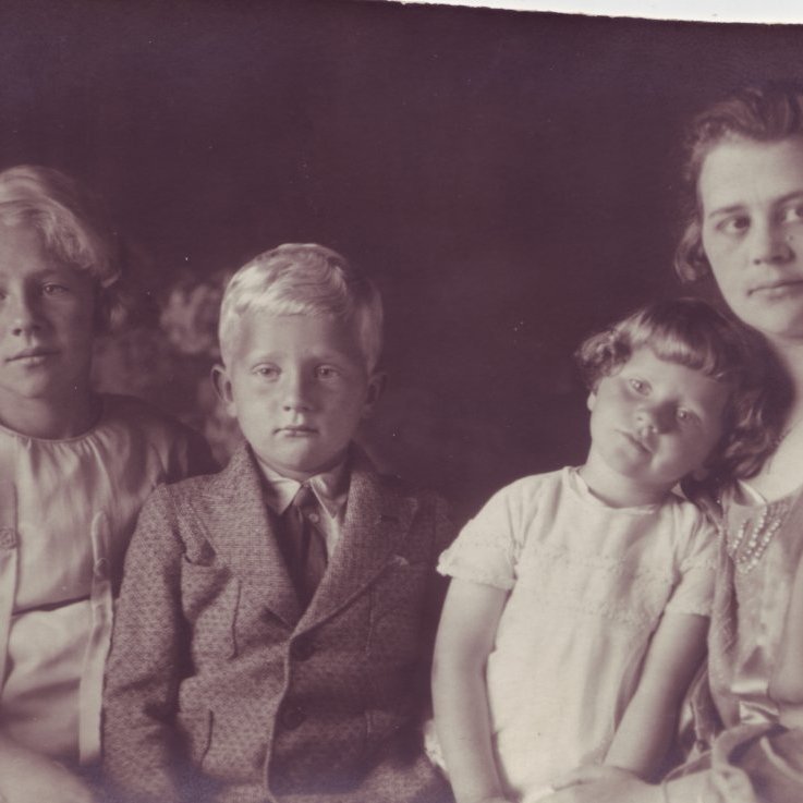 Ingibjörg Thors með börnum sínum. Frá vinstri: Marta, Thor, Ingibjörg.