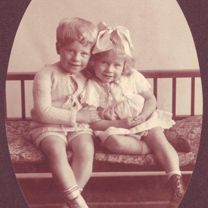 1920. Systkinin góðu, Thor Jensen yngri (Thorsi) og Marta Thors (Sidda).
