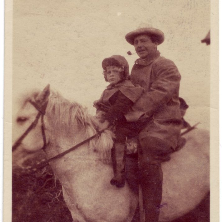 1920. Ólafur Thors með Thorsa á hestinum Hrímni við Haffjarðará.