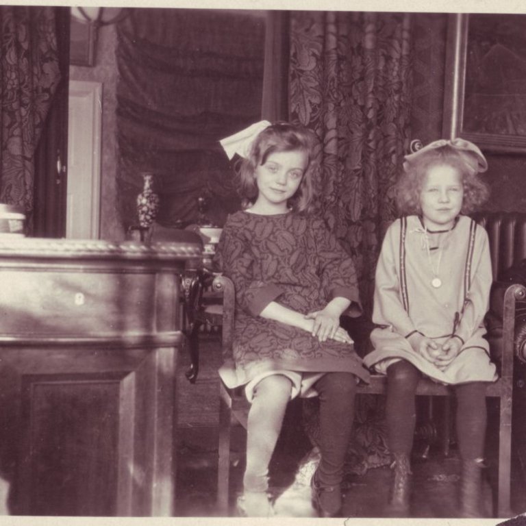 Um 1926. Frænkurnar Margrét Louise Kjartansdóttir Thors og Marta Ólafsdóttir Thors.