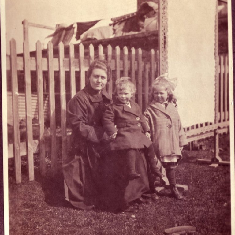 Um 1922. Ágústa Björnsdóttir Thors með Margréti Louise dóttur sína og Mörtu Ólafsdóttur Thors í garðinum vði Grundarstíg 24.