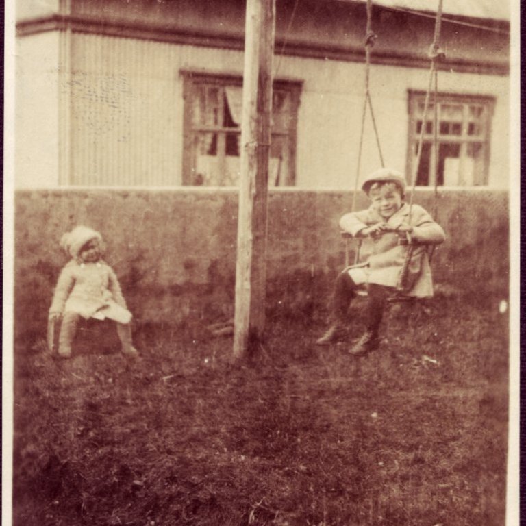 Um 1920. Systkinin Thors Jensen yngri og Marta Thors, börn Ólafs og Ingibjargar í garðinum við Grundarstíg 24.