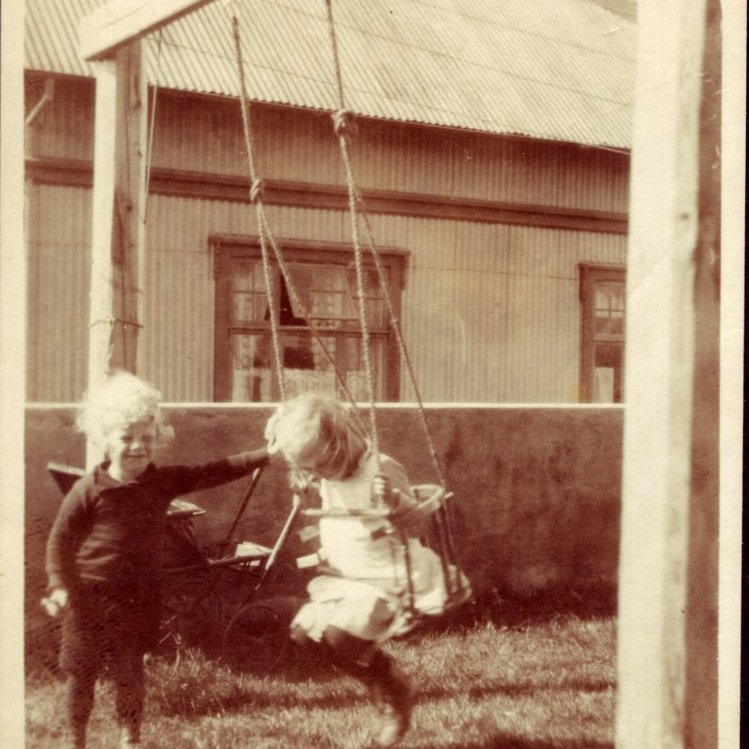 Um 1920. Frændsystkinin Thors Jensen yngri og Margrét Louise Thors í garðinum við Grundarstíg 24.