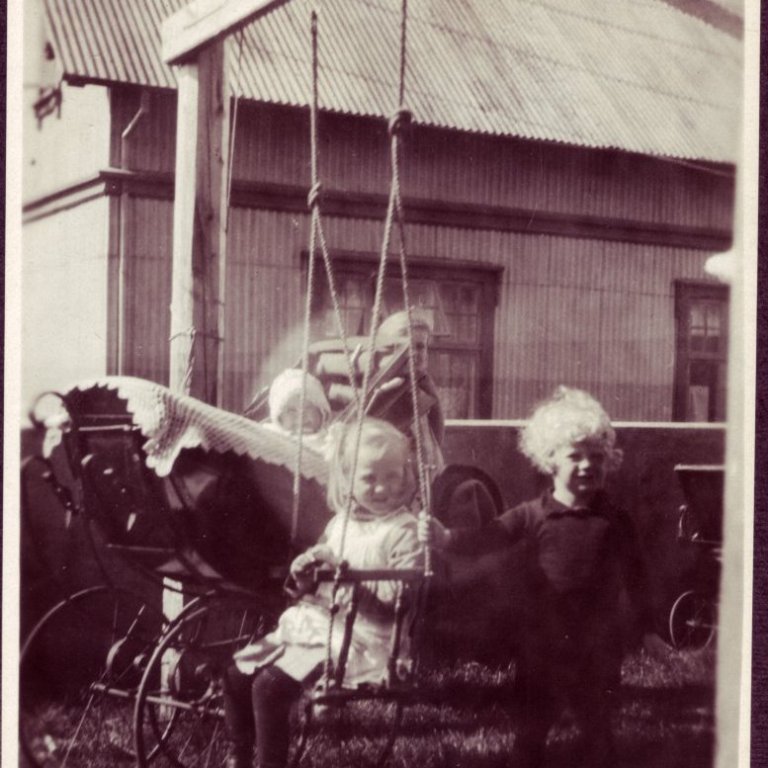 Um 1920. Thor Jensen yngri (Thorsi) og frænkur hans  Margrét Louise og Hrafnhildur Kjartansdóttir Thors (í vagninum).