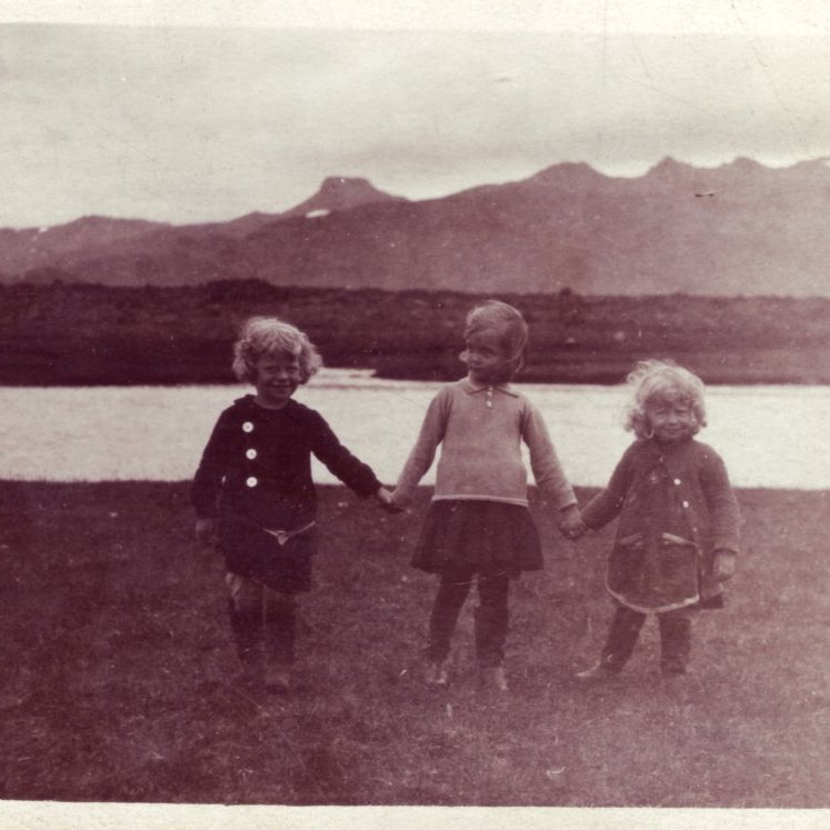 1920 við Haffjarðará. Thor Jensen yngri (Thorsi), Margrét Louise Kjartansdóttir og Marta Ólafsdóttir.