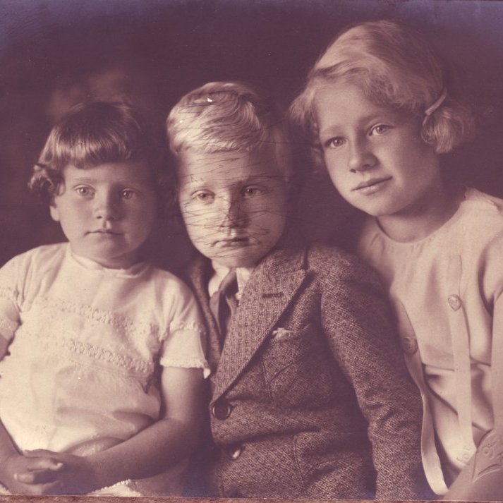 Um 1928. Systkinin Ingibjörg, Thor Ó. og Marta Thors.