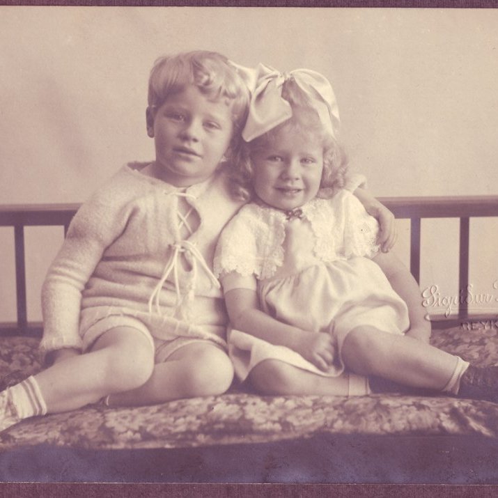 1920. Systkinin Thors Jensen yngri og Marta Thors, börn Ólafs og Ingibjargar Thors.