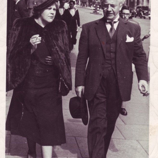 Ingibjörg og Ólafur Thors á götu í París 1951.