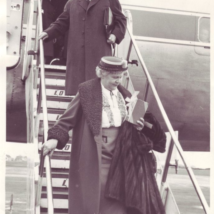 Ingibjörg og Ólafur Thors stíga frá borði í vígsluferð Gullfaxa.