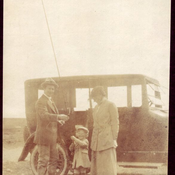 1920. Veiðistöngin gerð klár, Ólafur Thors, Thorsi og Ingibjörg Thors.