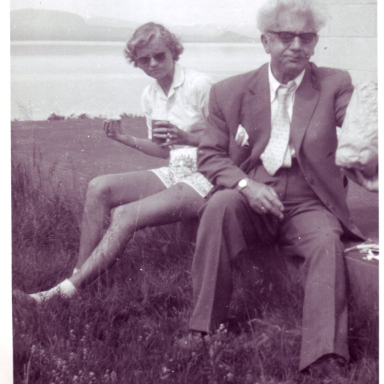 Um 1958. Ingibjörg Gíslason Thors og Ólafur Thors faðir hennar við bústað Kjartans Thors við Þingvallavatn.