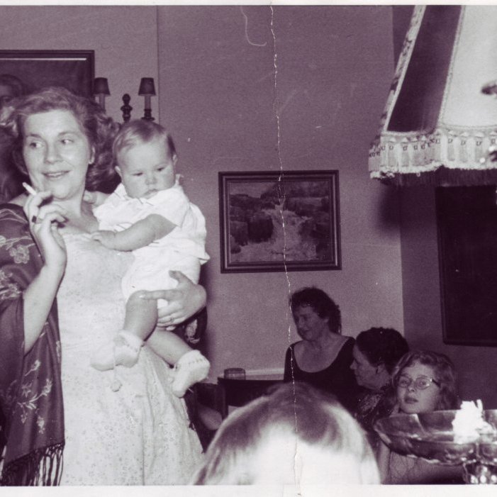 1961. Skírnarveisla Ólafs Tryggvasonar í stofunni á Garðastræti 41. Frá vinstri: Guðrún Pétursdóttir, Margrét Thors með Ólaf son sinn; í bakgrunni eru Ólöf Pétursdóttir (með gleraugu) og móðir hennar Marta Thors innst við vegginn.