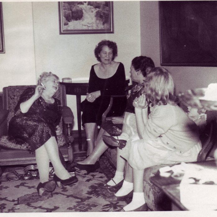 1961. Skírnarveisla Ólafs Tryggvasonar í stofunni á Garðastræti 41. Frá vinstri: Ingibjörg og Marta Thors, óþekkt kona og Ólöf Pétursdóttir.