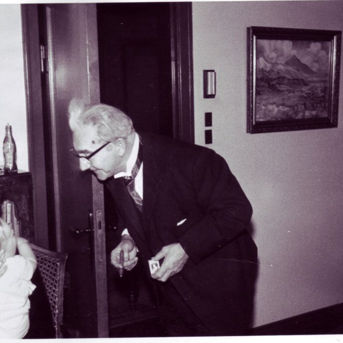 1961. Skírnarveisla Ólafs Tryggvasonar í stofunni á Garðastræti 41. Marta Thors heldur á systursyni sínum, skírnarbarninu,  en Ólafur Thors lætur vel að honum.