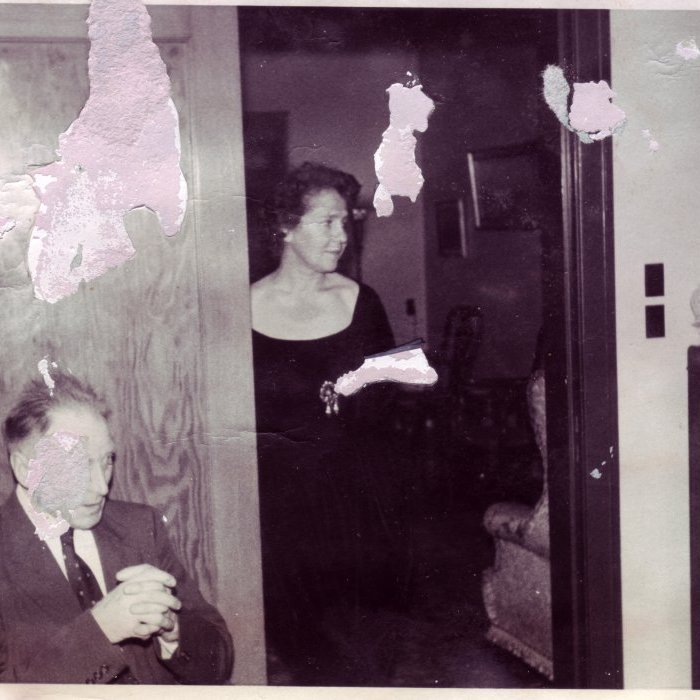 1961. Skírnarveisla Ólafs Tryggvasonar í stofunni á Garðastræti 41. Marta Thors stendur í dyrum dagstofunnar og til vinstri situr afabóðir skírnarbarnsins, Ásmundur Jónsson (bróðir Snæbjarnar bóksala Jónssonar).