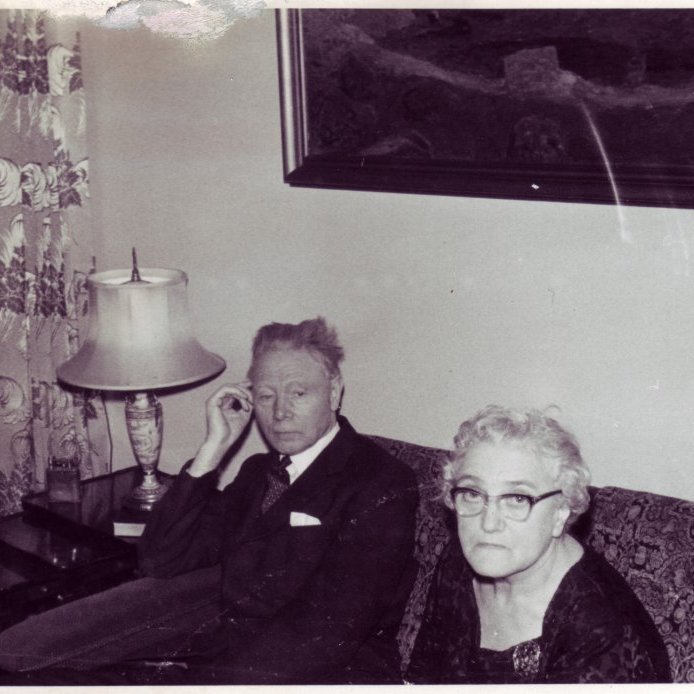 1961. Skírnarveisla Ólafs Tryggvasonar í stofunni á Garðastræti 41. Snæbjörn Jónsson og Lára kona hans.