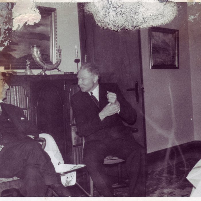 1961. Skírnarveisla Ólafs Tryggvasonar í stofunni á Garðastræti 41. Ólafur Thors og Snæbjörn Jónsson.