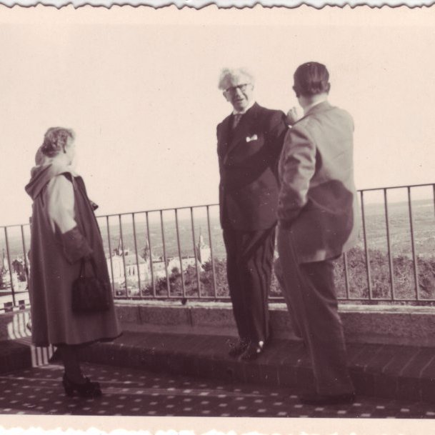 Marta, Ólafur Thors og Pétur Benediktsson á útsýnisstað. Spánn 1951.