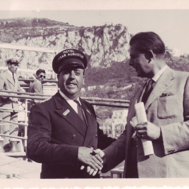 Pétur Benediktsson nær góðu sambandi við dyravörðinn á Hótel Caesar Augustus.