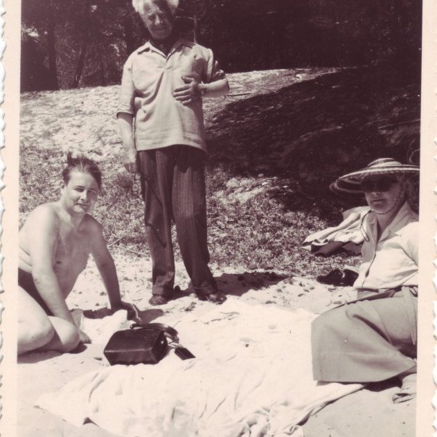 Pétur Benediktsson, Ólafur og Ingibjörg Thors á sólarströnd 1951.