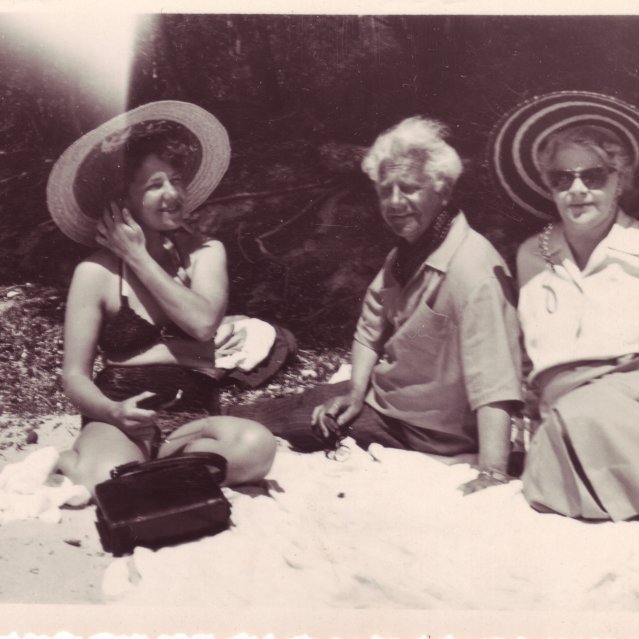 Marta, Ólafur og Ingibjörg Thors á sólarströnd 1951.