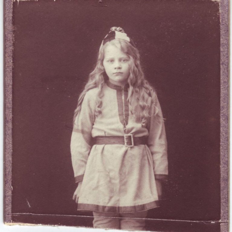 Ingibjörg Indriðadóttir innan við 10 ára.