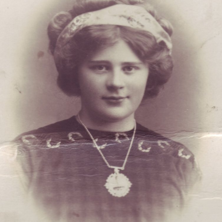 Ingibjörg Indriðadóttir um 16 ára.