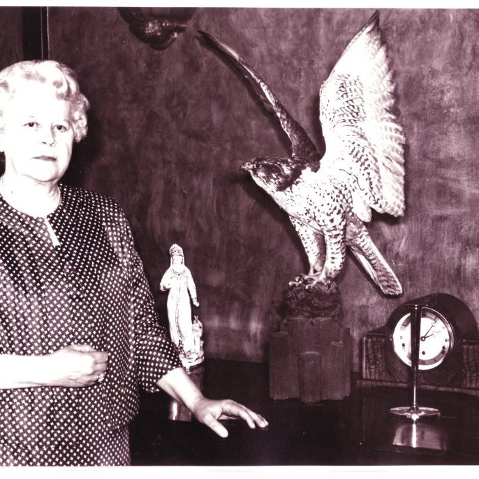 Ingibjörg Thors í anddyrinu á Garðastræti 41.