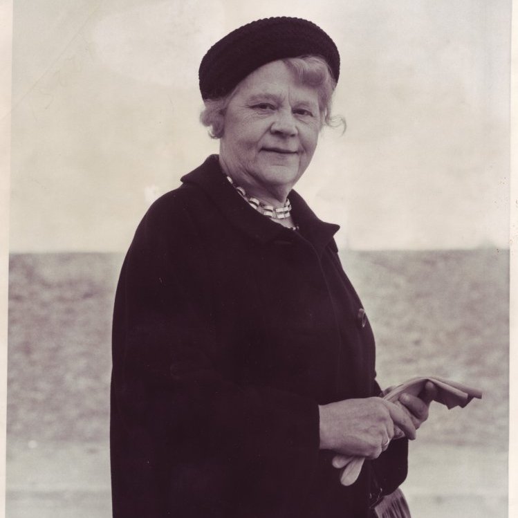 Ingibjörg Thors á leið á kjörstað.