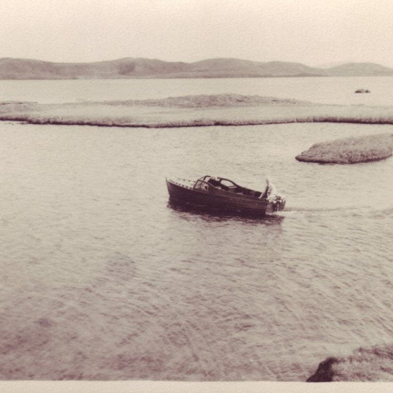 Ólafur Thors á bátnum sínum á Þingvallavatni.