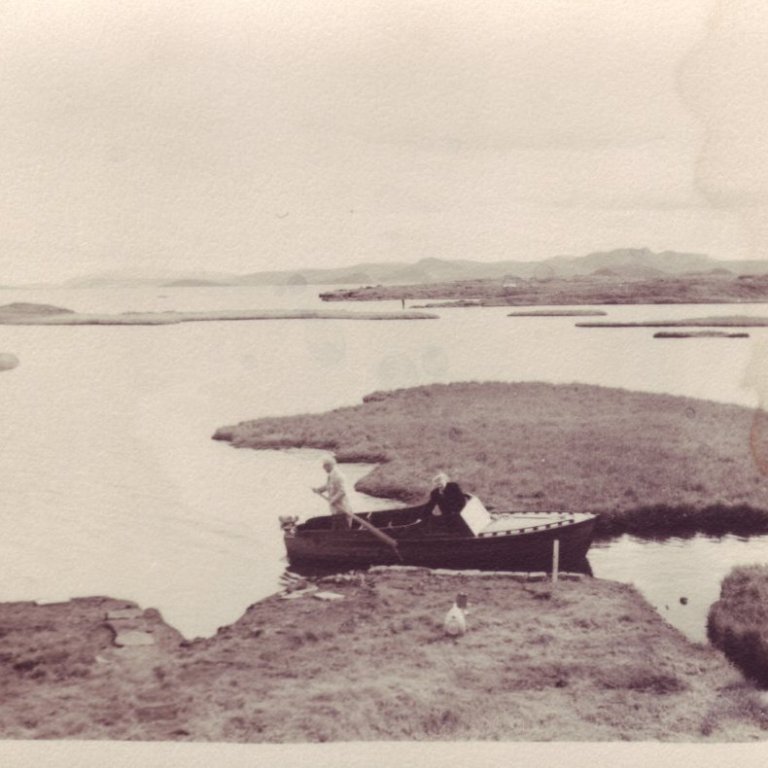 Ólafur og Ingibjörg koma í land við Elliða.