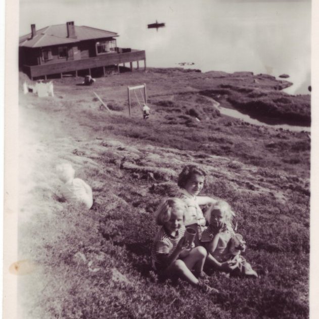 Ingibjörg Thors yngri með systurdætur sínar Ólöfu og Guðrúnu Pétursdætur í brekkunni ofan við Elliða. Ólafur Gíslason veltist um á bak við þær.