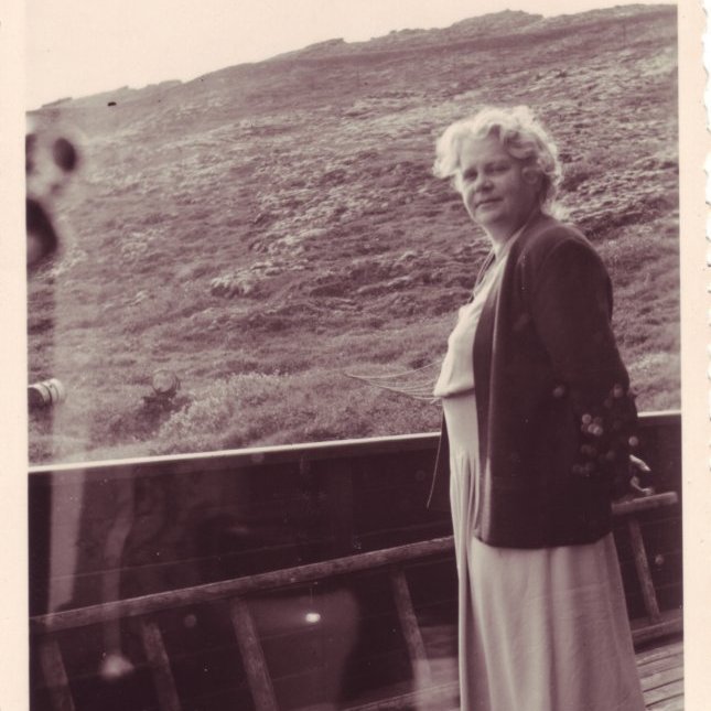 Ingibjörg Thors á svölunum á Elliða.