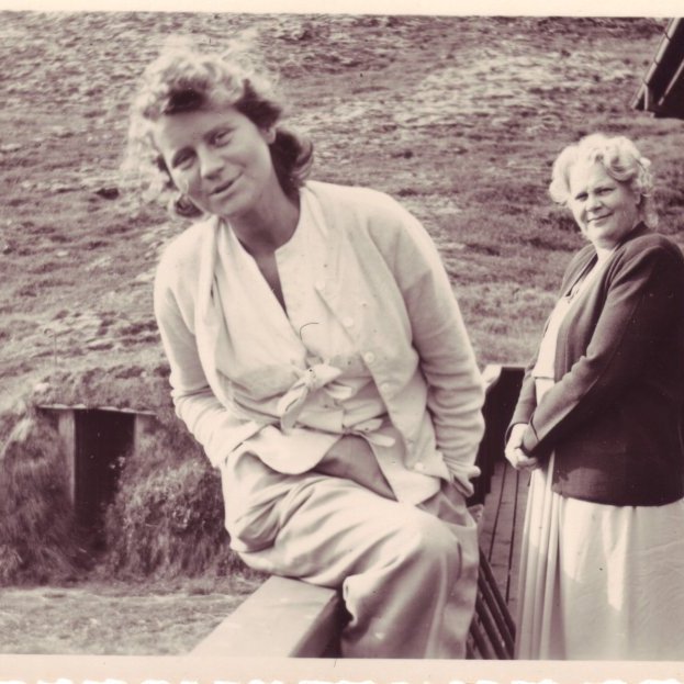 Mæðgurnar Ingibjörg og Ingibjörg Thors á svölum Elliða.