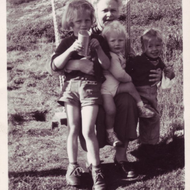 Amman Ingibjörg Thors með barnabörnin Ólöfu og Guðrúnu Pétursdætur og Ólaf Gíslason á milli þeirra.