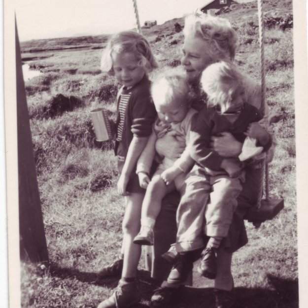 Amman Ingibjörg Thors með barnabörnin Ólöfu og Guðrúnu Pétursdætur og Ólaf Gíslason á milli þeirra.