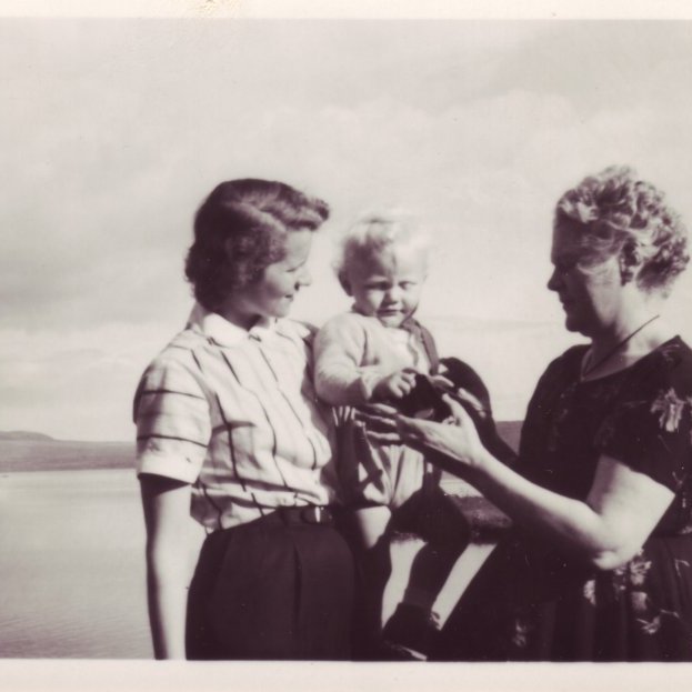 Mæðgurnar Ingibjörg og Ingibjörg Thors með Ólaf Gíslason á svölum Elliða.