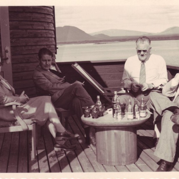 Erlendir vinir í heimsókn í Elliða: Phyllis Lökvik, Pétur Benediktsson, Ole Lökvik saltfisksali og ræðismaður Íslendinga á Spáni og Ólafur Thors.