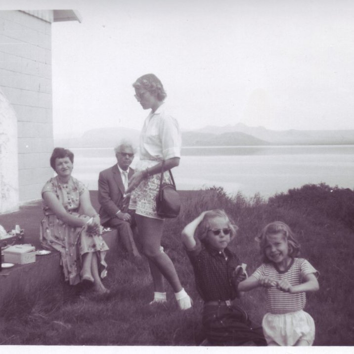 Við sumarbústað Kjartans Thors sumarið 1959. Sitjandi Betty Guðmundsdóttir og Ólafur Thors. Hjá þeim stendur Ingibjörg Thors, en fremstar eru systurnar Ólöf og Guðrún Pétursdætur.