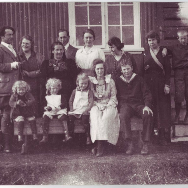 Fjölskyldan við Haffjarðará um 1920. Sitjandi frá vinstri: systkinin Marta og Thorsi, Margrét Louise, systkinin Margrét og Lorentz Thors. Standandi frá vinstri: Ólafur og Ingibjörg, Margrét Þorbjörg, Kjartan og Ágústa Thors, systurnar Kristín og Kristjana og loks Hilmar.